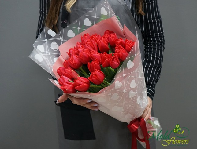 Букет из 31 красного тюльпана Фото